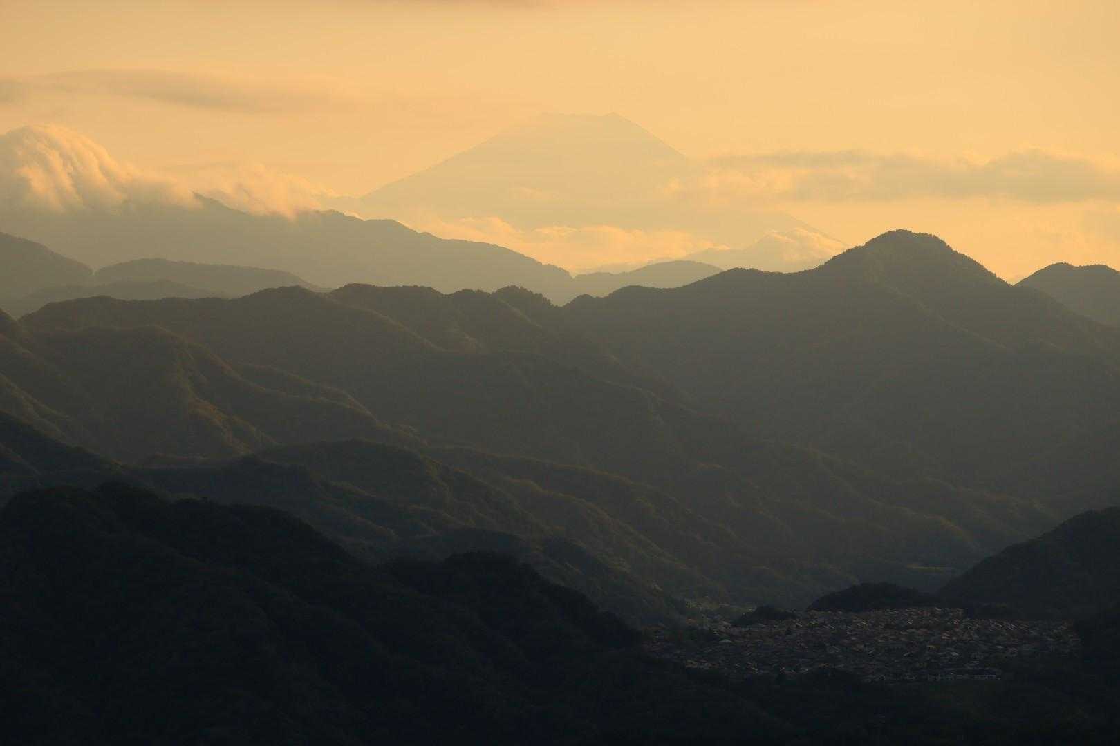 微かに富士山