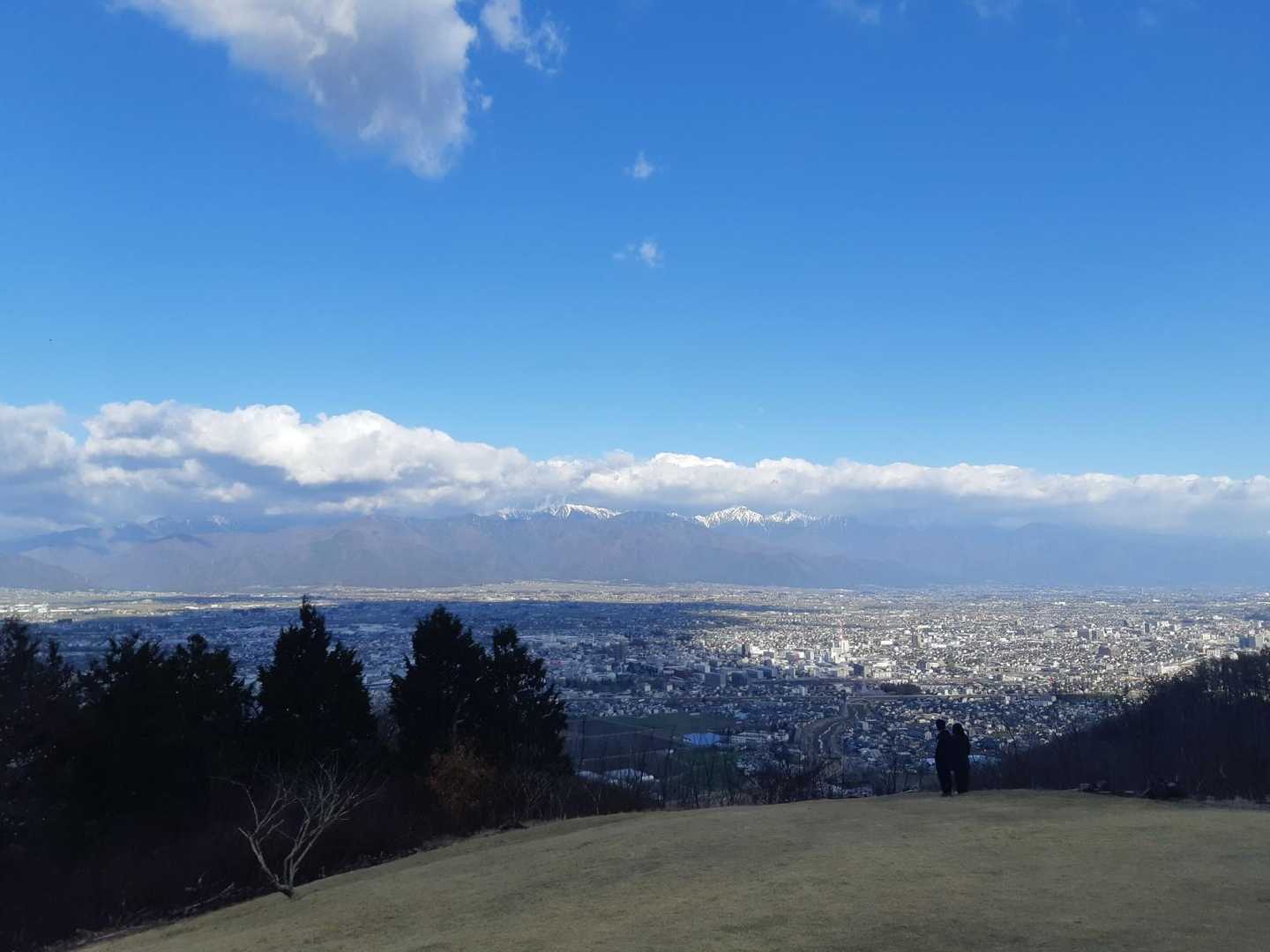 高台なので松本市街が一望できる