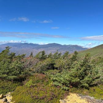 鉄山避難小屋の裏から吾妻連峰に箕輪山
