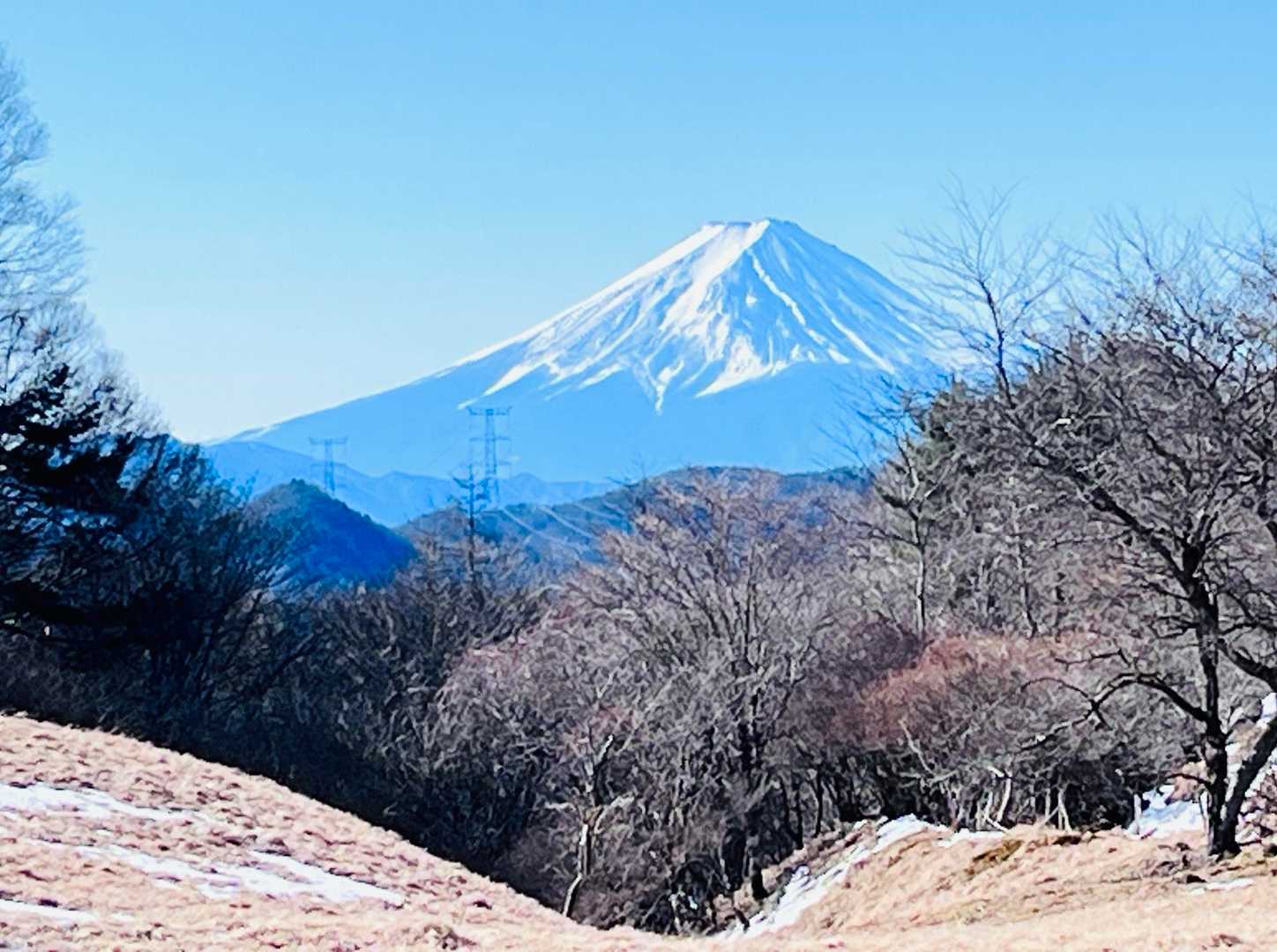 登り半分くらいで振り返ると、富士山がお出迎え〜❣️