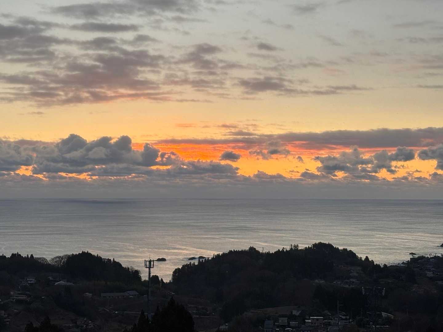 水平線からの初日の出は期待できませんが、初日の出待ちをする