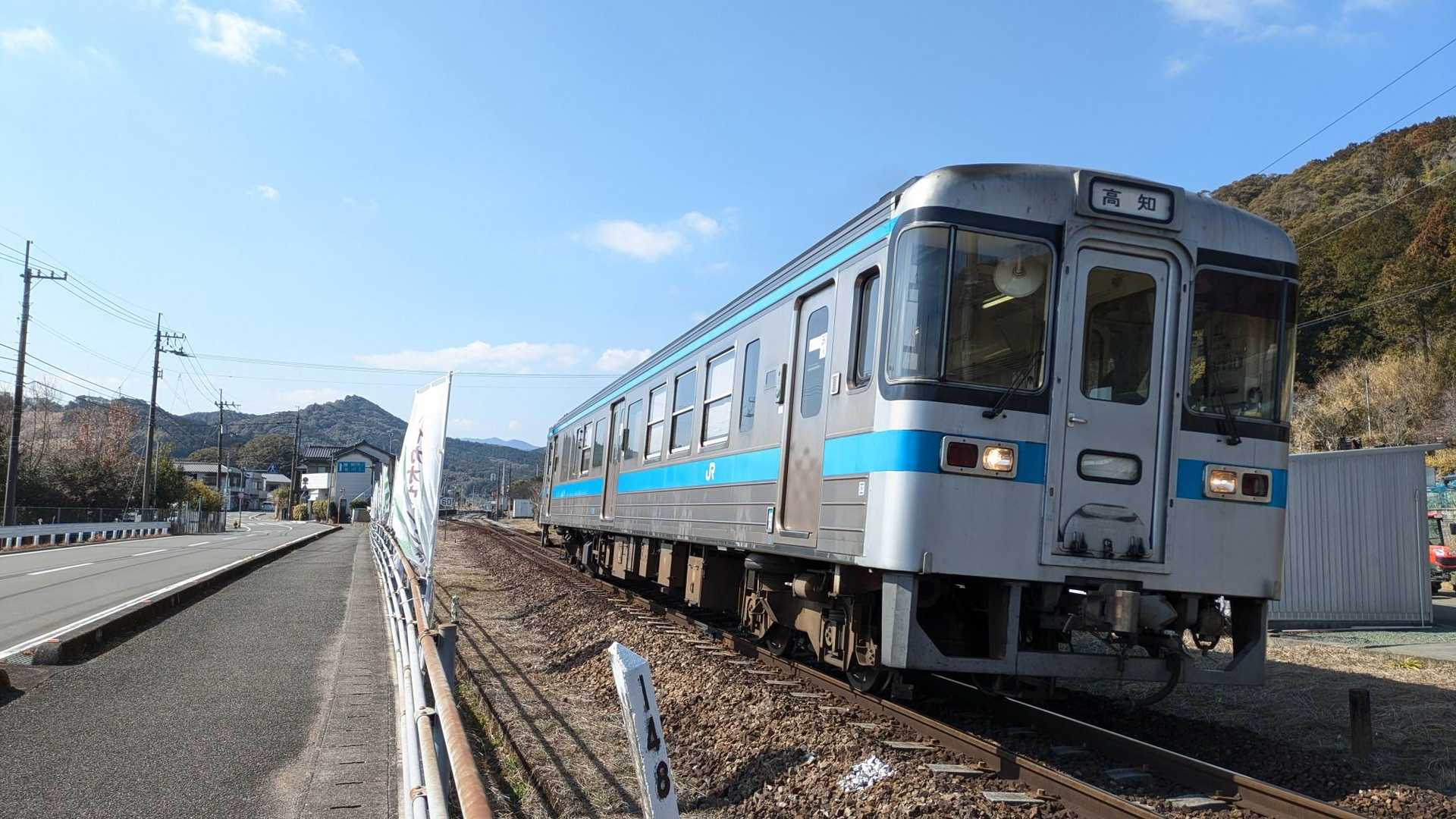 ちょうどいい具合に列車が来て、この辺はエンジンの列車でこれがまた良いんです😙
電車のモーターも良いけど風景と相まってこの辺はディーゼルのエンジンの音と煙もいい感じ😙