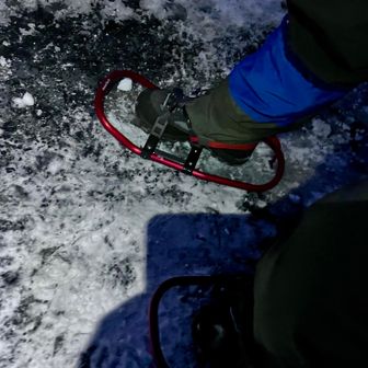 今日は7時集合を6時集合に前倒し、ゴンドラ駐車場に🚗を置きました。駐車場代は無料です。白毛門への登山口で早速ワカンを着けます。