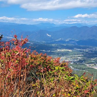 紅葉の始まった山頂から。谷川岳は見えました。