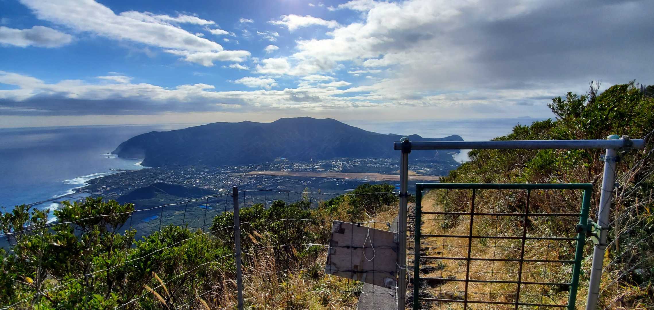 お鉢の手前に獣害防止？のゲートがありました😌
振り返ると昨日行った東山⛰️(三原山)📸