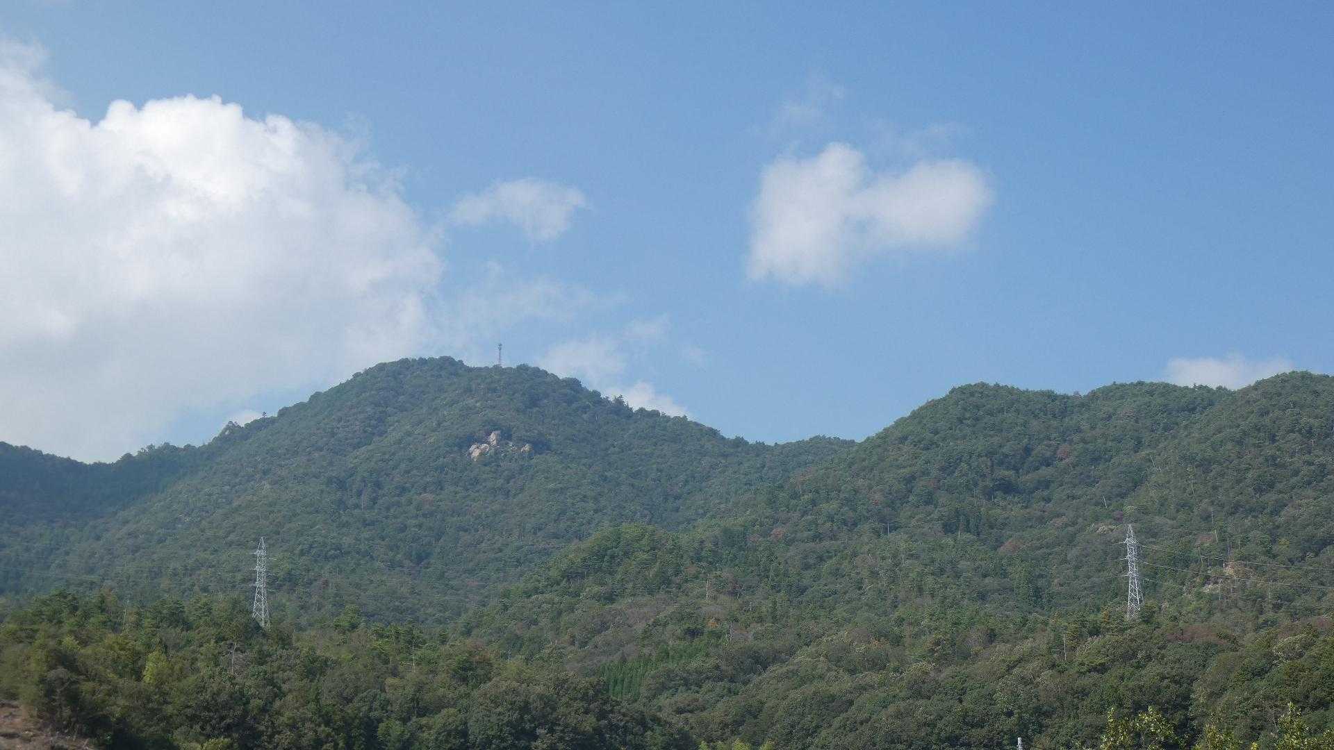 二十畳岩と鬼ヶ城山を振り返る