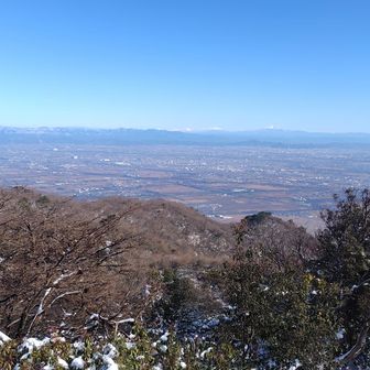 山頂から白山、穂高連峰、乗鞍岳、御嶽山、中央アルプス、恵那山が一望
