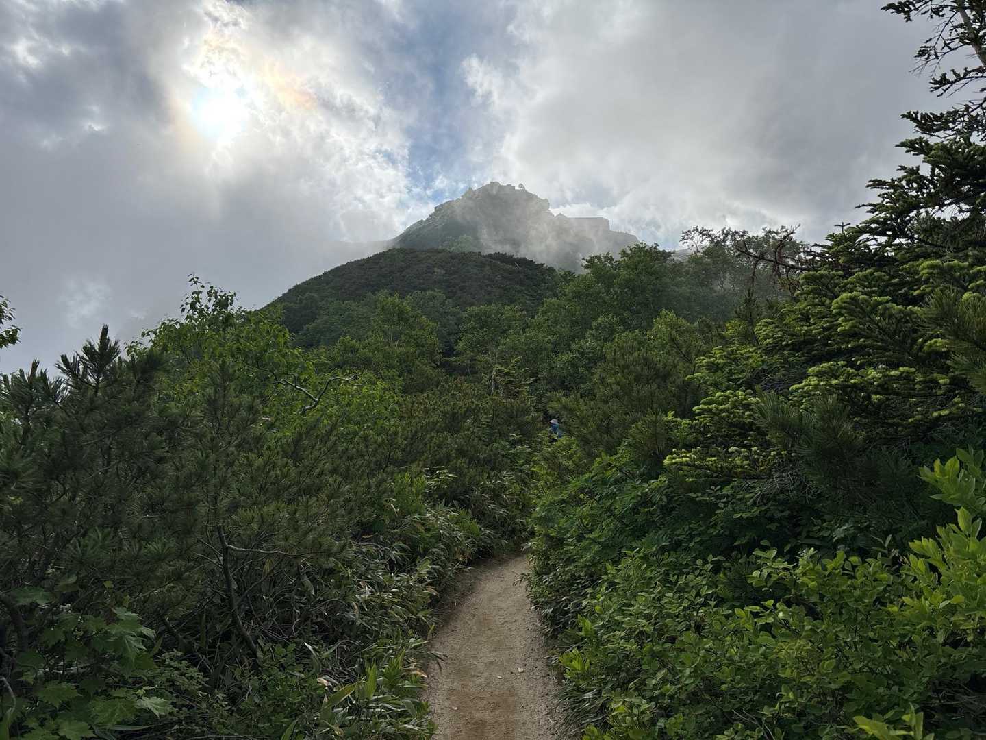 燕の山頂見えてきました。ちょっとガスってます。