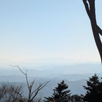 私達の丹沢
左に薄っすら三角大山があり蛭ヶ岳辺りも見えてます✨
勿論私の西丹沢も見えてます😚

うちにテレビ無いので先程知ったのですが、大山から日向薬師にかけての道が山火事だそうで
現在風が強いので広がらないよう願います