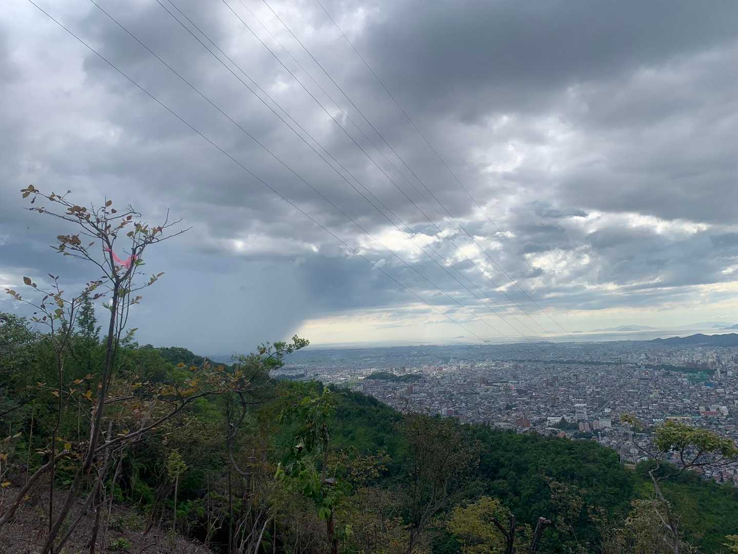 雨と晴れの境がくっきり。