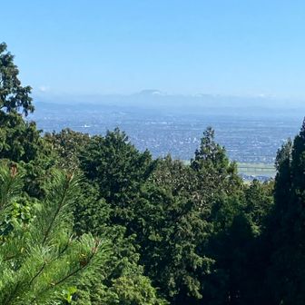 大垣方面の向こうに恵那山が見えています。