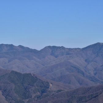奥秩父主脈
真ん中は笠取山