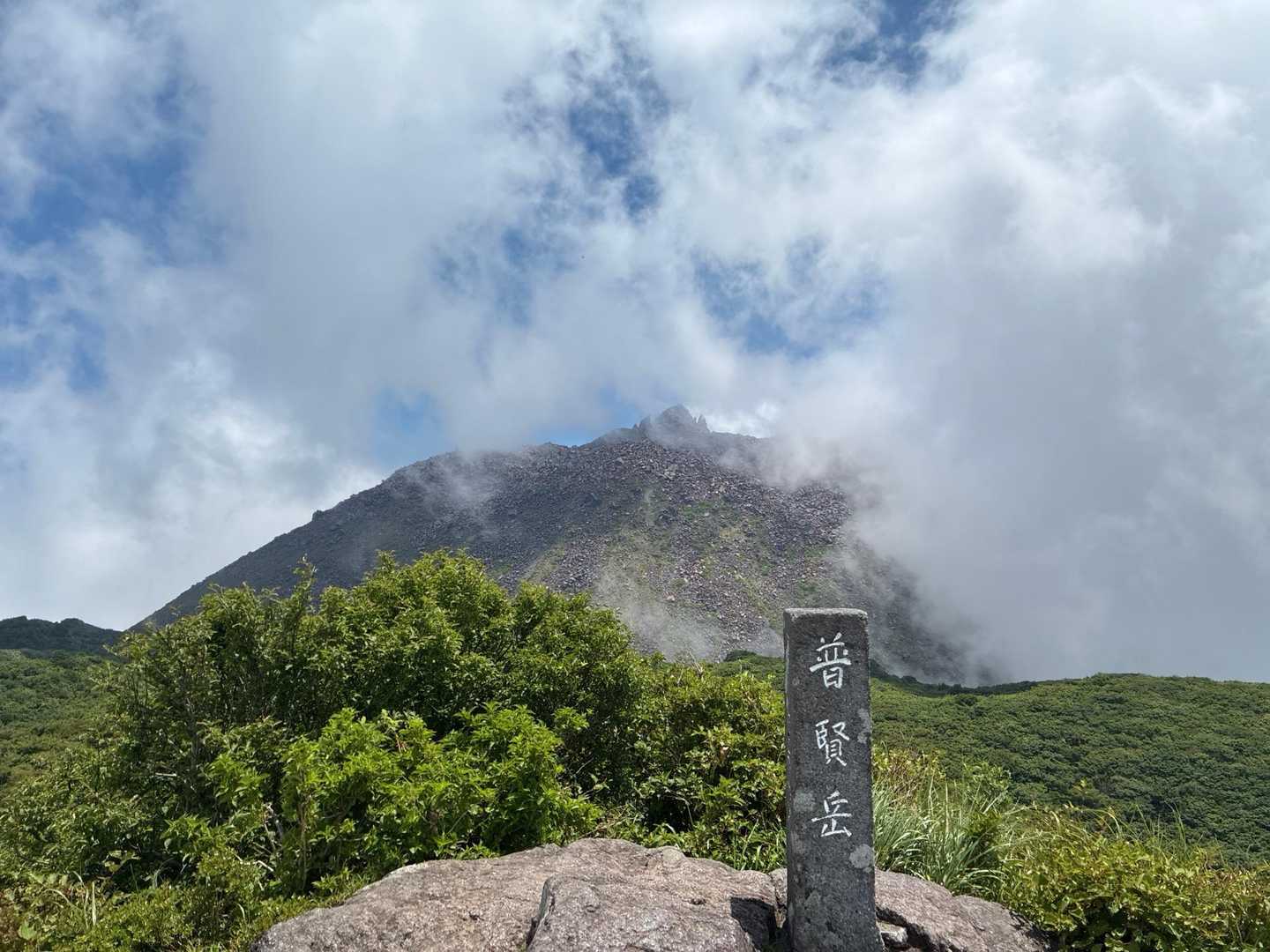 雲の隙間から新山が一瞬 😁