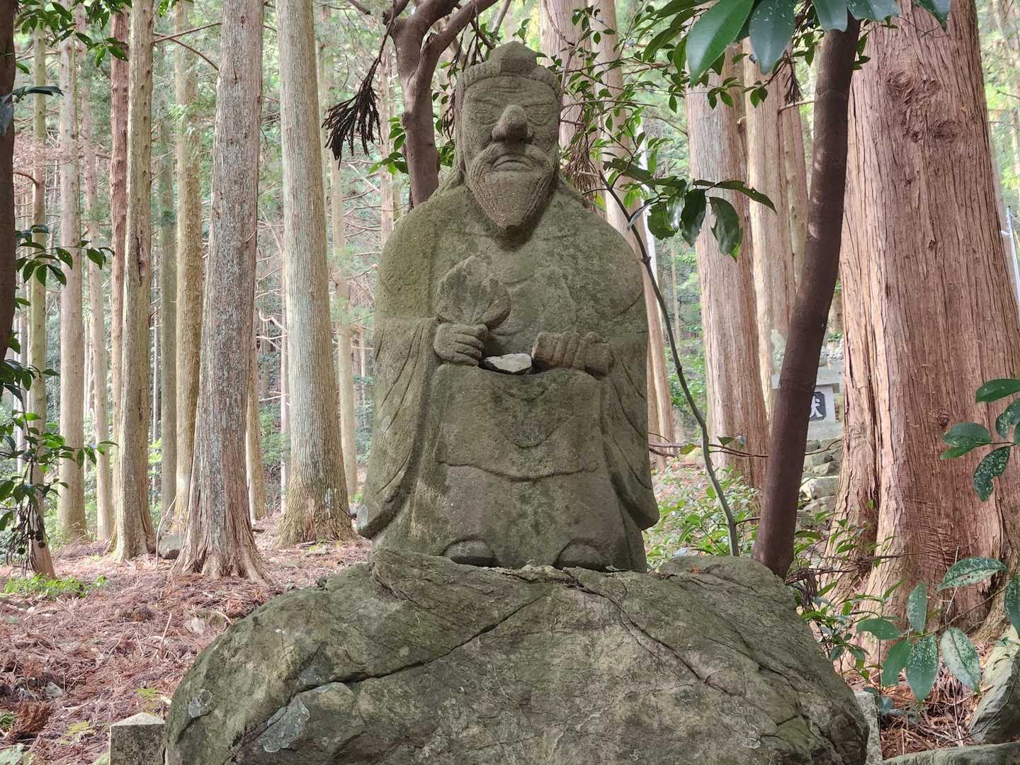 参道途中にあるこの天狗様が人々の邪気を払って下さるそうです。