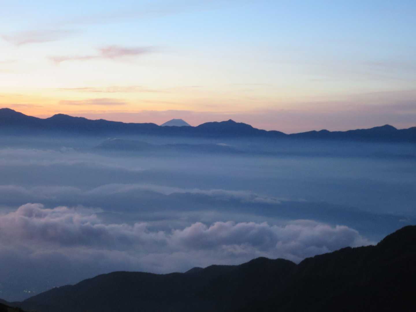 それにしても素晴らしい展望だこと✨
塩見岳の左側には富士山⛰️