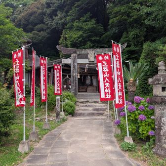 神社近くの駐車スペースに駐車🅿️