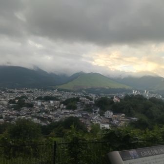           扇山と別府市街