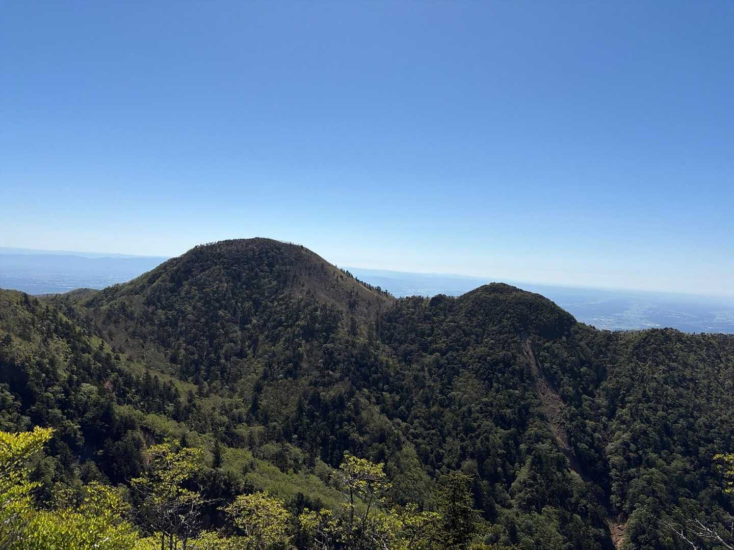 釈迦ヶ岳を見ながらおにぎり休憩🍙
Wikiによると最後の噴火は6,500年前
あまり火山らしさは感じない