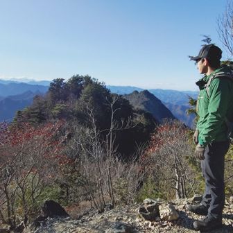 久々に登山の絶景に浸る若者👺