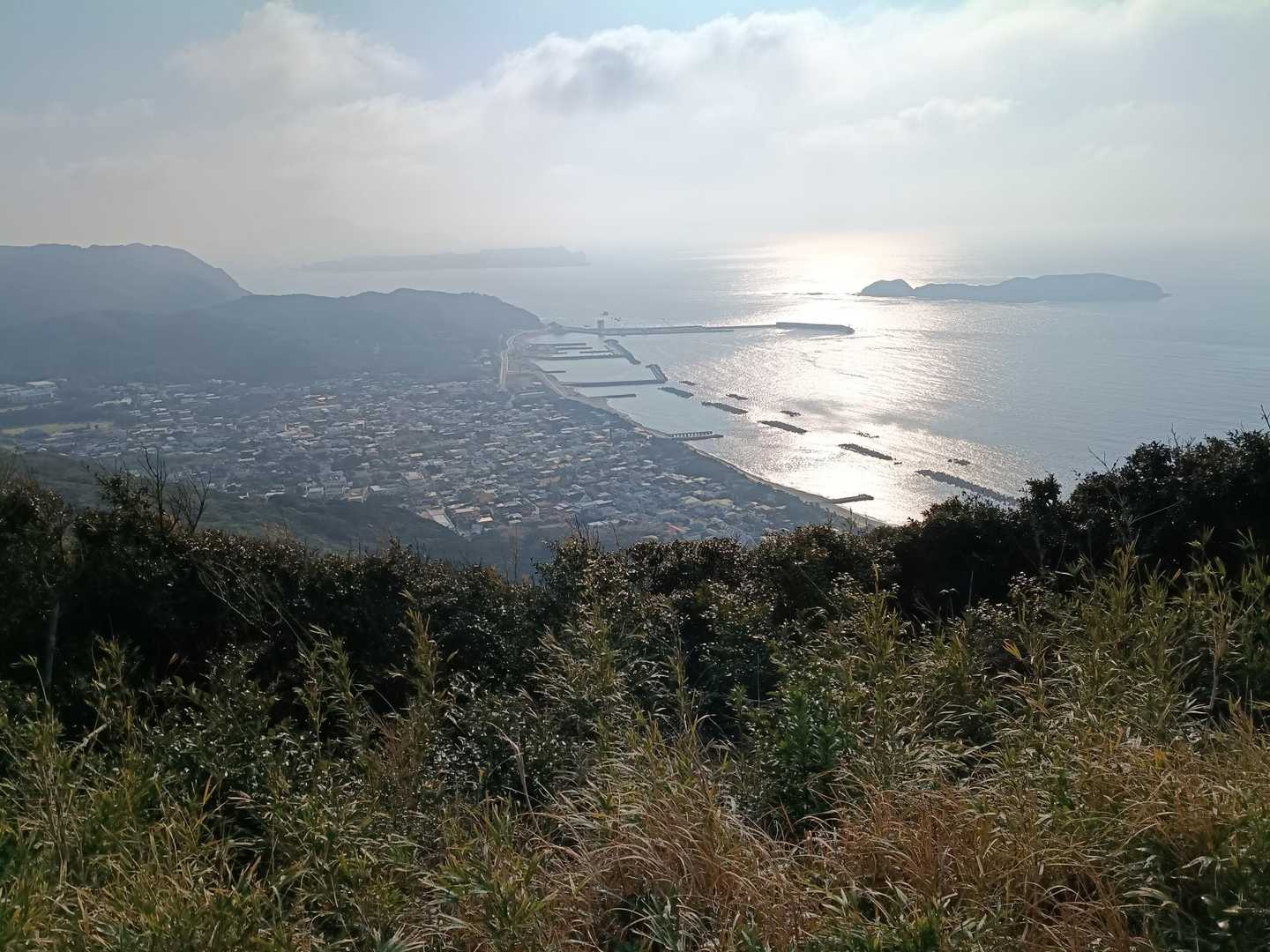 富士見峠展望台から見た前浜海岸・新島村・黒根海岸