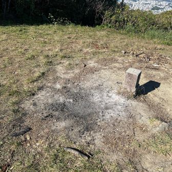 山頂の中心付近に焚き火の残骸🔥😐

焼いた匂いがまだ残っています。