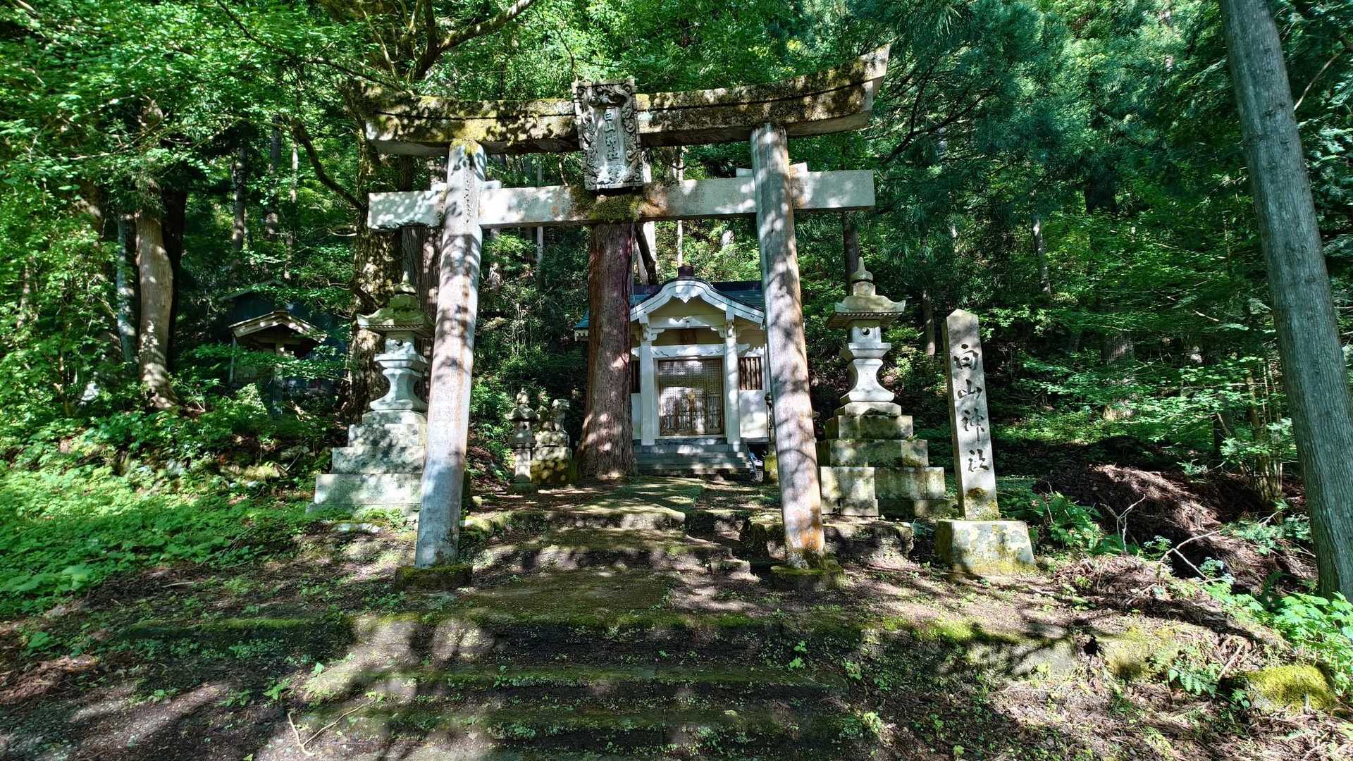 火燈山駐車場に車を止めて登山開始‼️
ここは駐車場近くにある白山神社