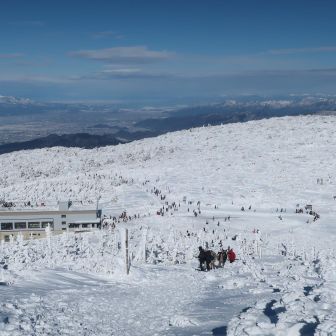人いっぱい頂上駅の様子