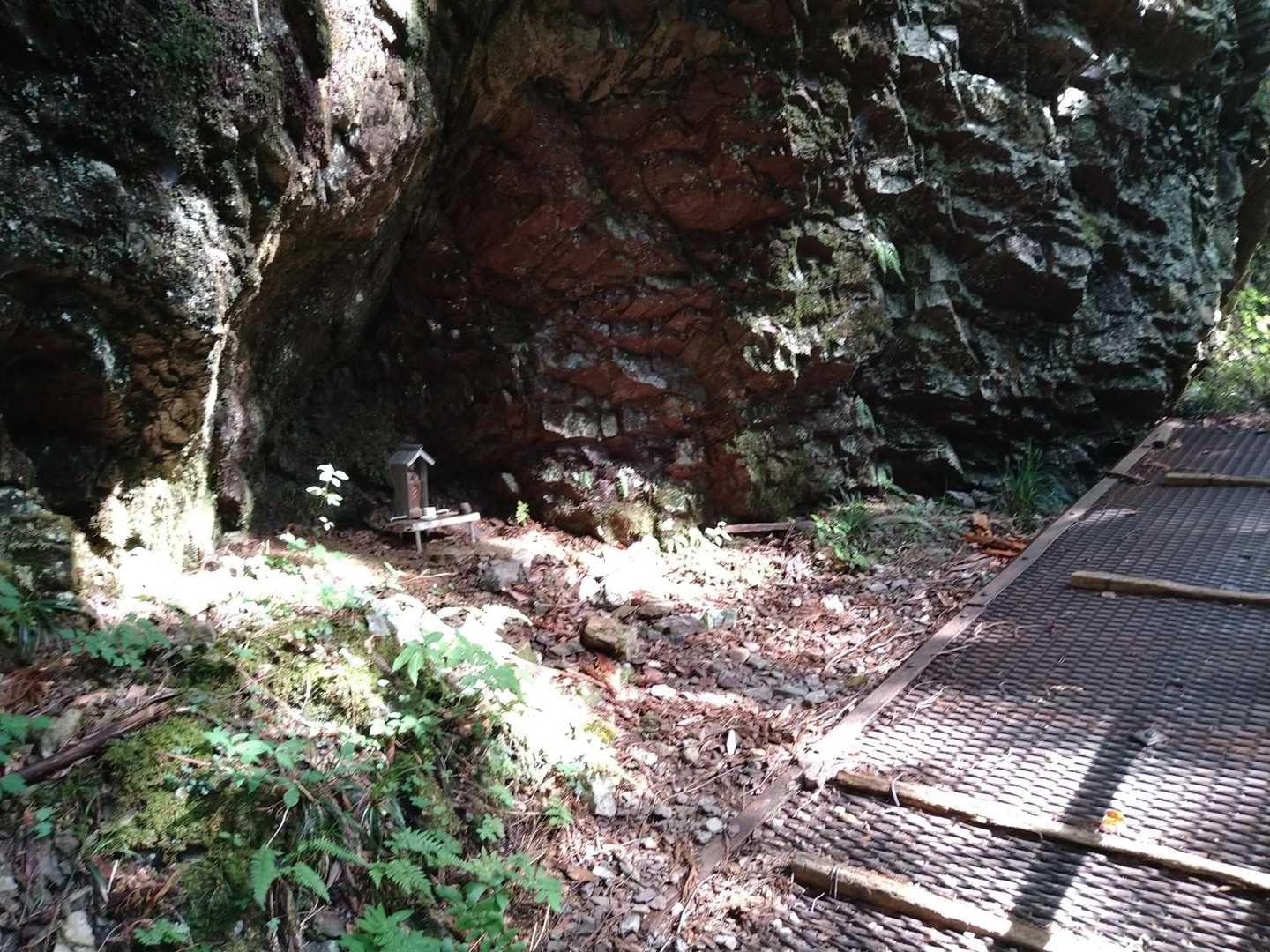 大きな岩の中に小さな祠有り…
🙏修験者の道です