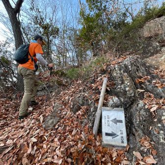 岩場を登るか階段を登るか…