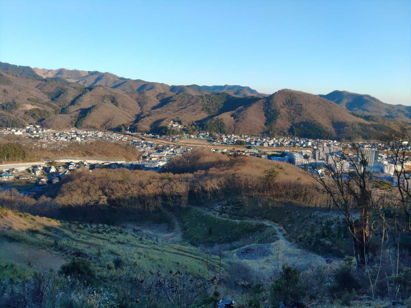 物見山から堀切を少し下り、お城の見張り台なのかな?
見晴らし良くなりました