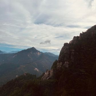この山の名は？