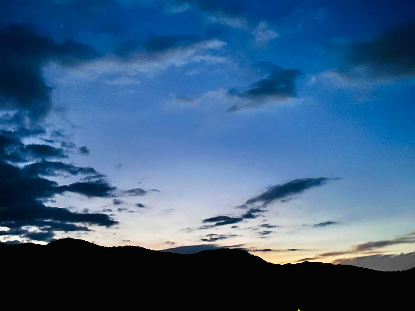 暗い時間が長い…

白毛門登山口から登ると、木の根ウネウネ急登が続きます。暗闇で足場の悪い道を長く歩くには、もっと明るいヘッドライト必要なのかも💦

この日の日の出予報時刻は5:50。まだまだ先〜