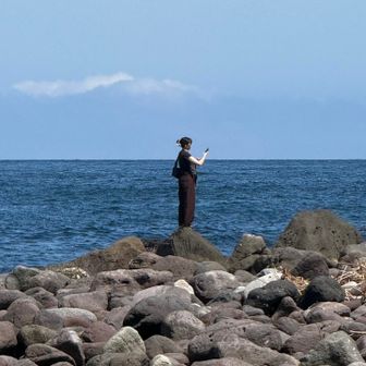 水平線、中央の方は誰だろう？