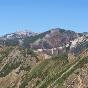 鞍部の下が黒部源流真ん中に祖父岳⛰️
左奥に薬師岳がチラリ⛰️