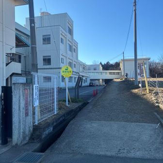 富岡西中学校の脇が登山口です