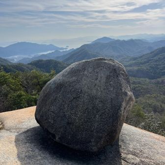 まぁ〜、立派な岩？　ほんと、三角になってる❗️