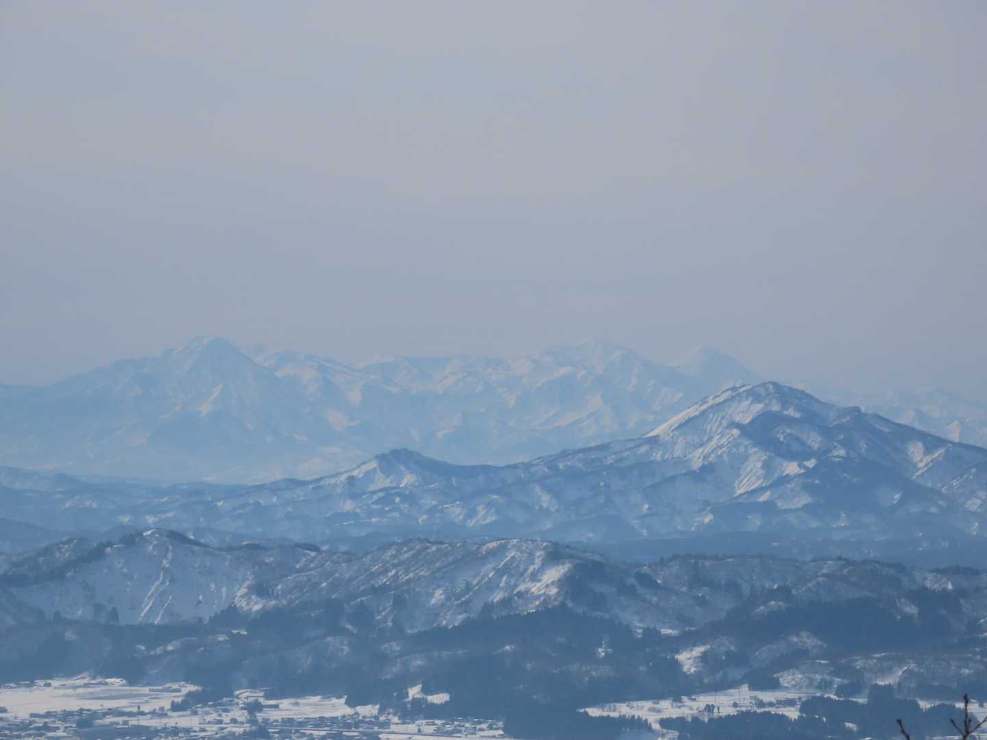 すごい展望。晴れ、ありがとうございます‼️男山と黒姫山のすぐ奥に頚城三山。