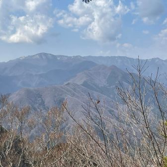 あれは どこの山なんだろう？
位置的に 左側は「雁ヶ腹摺山」、右側は「大菩薩嶺」なのかな
後は「鋸尾根」で下山としよう
→ 🍂🍂天国で登山道が分からない箇所 複数あり