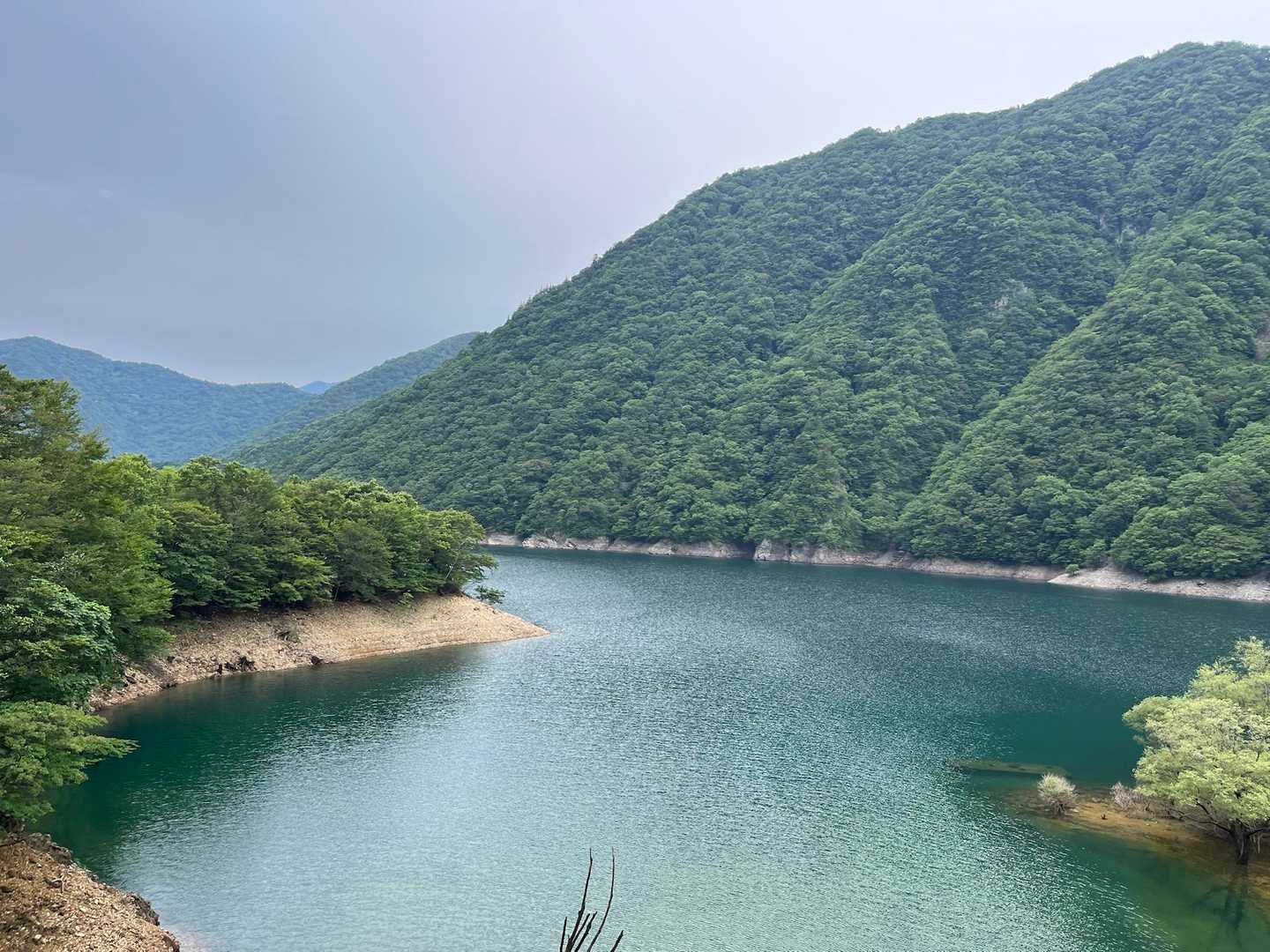ダムの水は少なめ
周りの景色いいんだけど、長い下りは休めない💦　