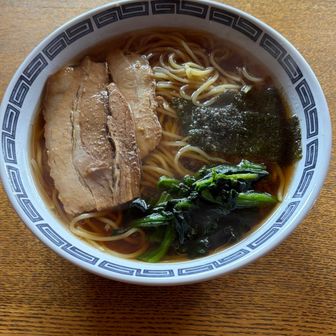お昼にラーメンを注文
しっかりしたラーメンで美味しい😋