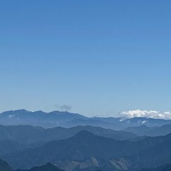 遠くに剣山や三嶺
