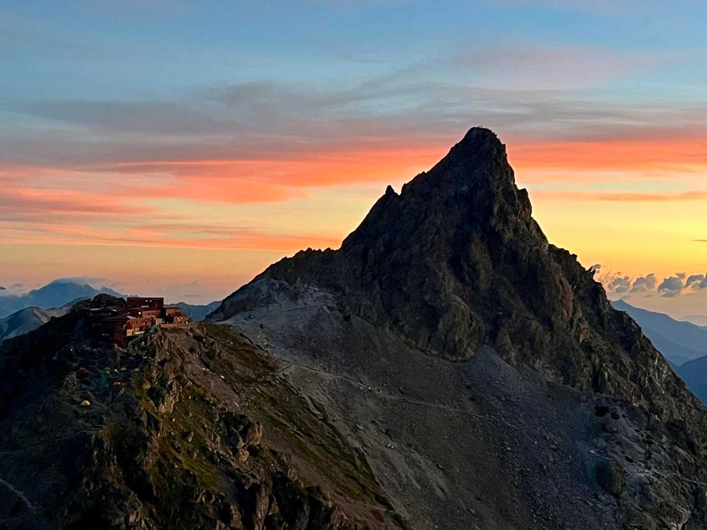 山荘と槍ヶ岳　美しい✨