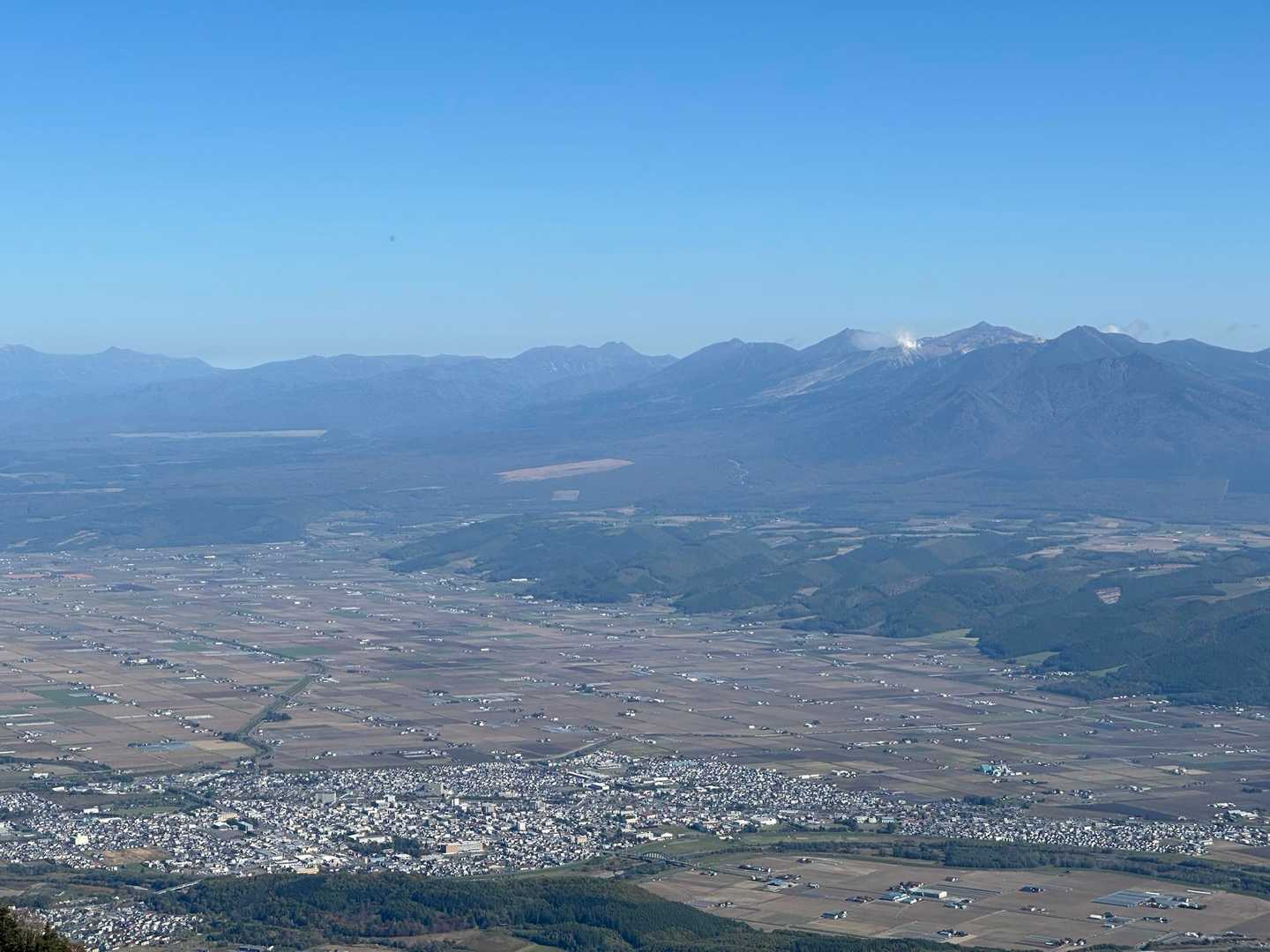 十勝岳の噴煙もよく見えます
