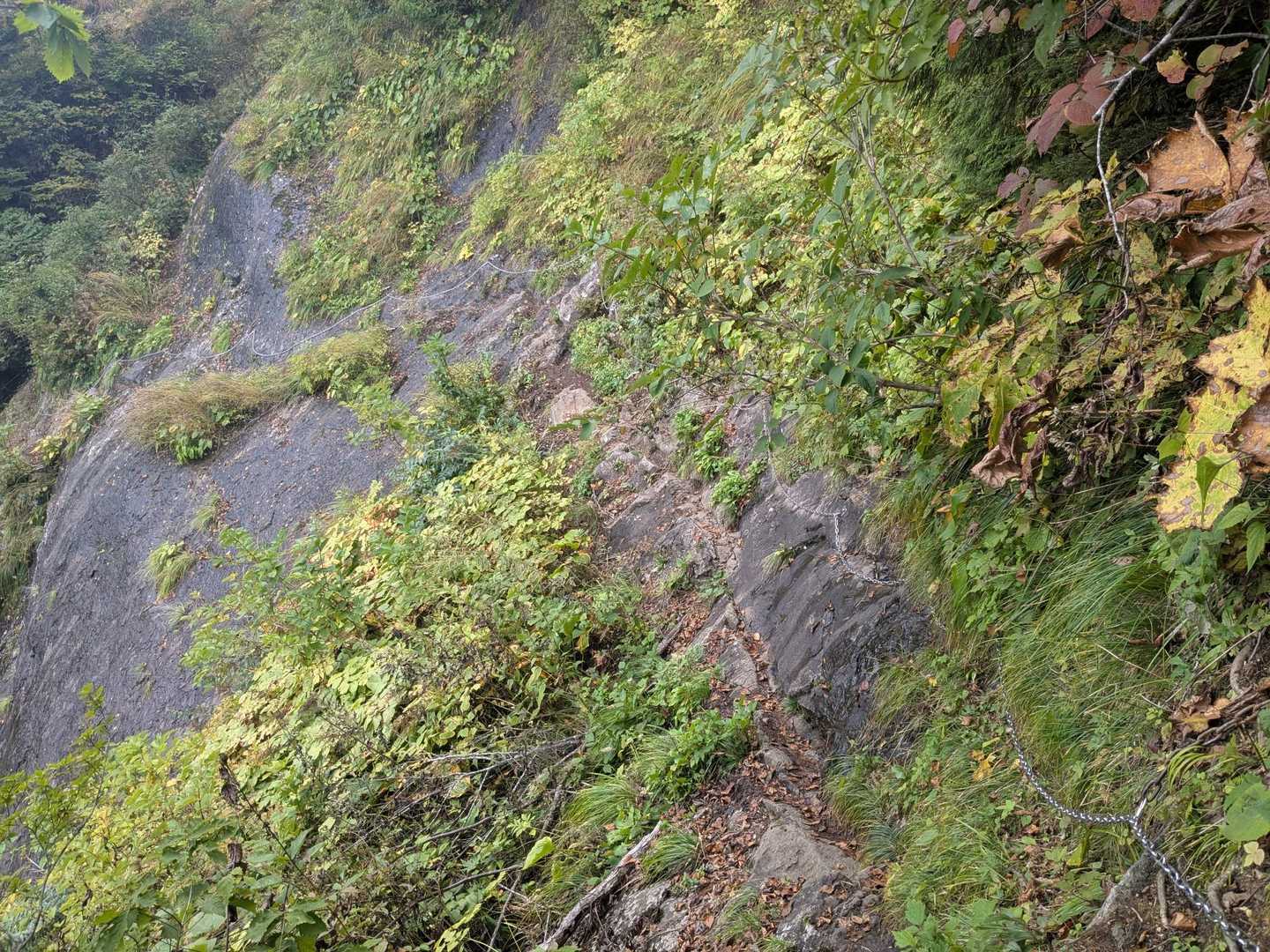 長い横方向の鎖場も有りました💦