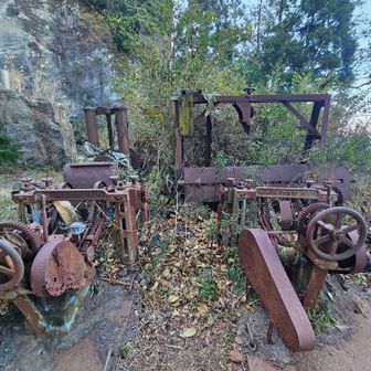 昔の掘削機かな?