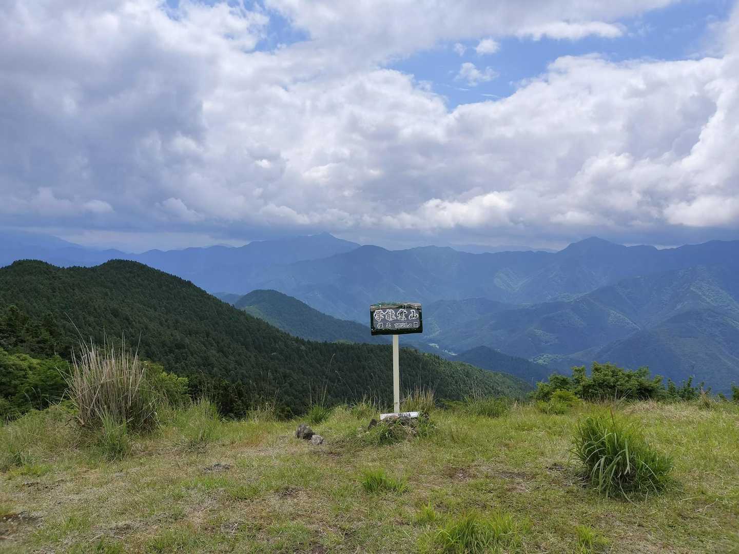 10:30 山頂に到着、局ヶ岳（中左）は少し霞んでいます