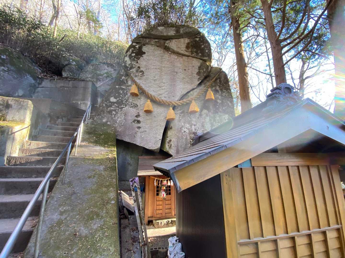 帰りに石割山神社にお参りしました！もちろん三周しました!