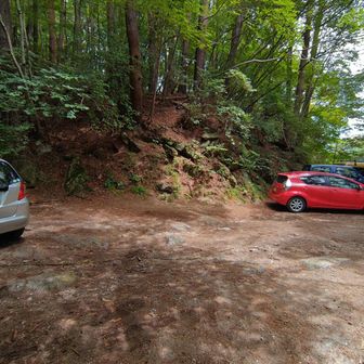 矢立石登山口駐車場に到着
実はここまで車で来たら1時間は短縮されたんだけど、10台ぐらいしか停められないっていうことだったので、もしも 行ってみて 停められなかってまた降りてきたら結局下の駐車場も入れなくなった（かなり車、埋まって来てたから）ってなったら困るので、もう下の駐車場から歩こう！と言って歩いたんだけど
結局 駐車場には余裕があった😂
ここまでの1時間は なかなか きつかったよ😥