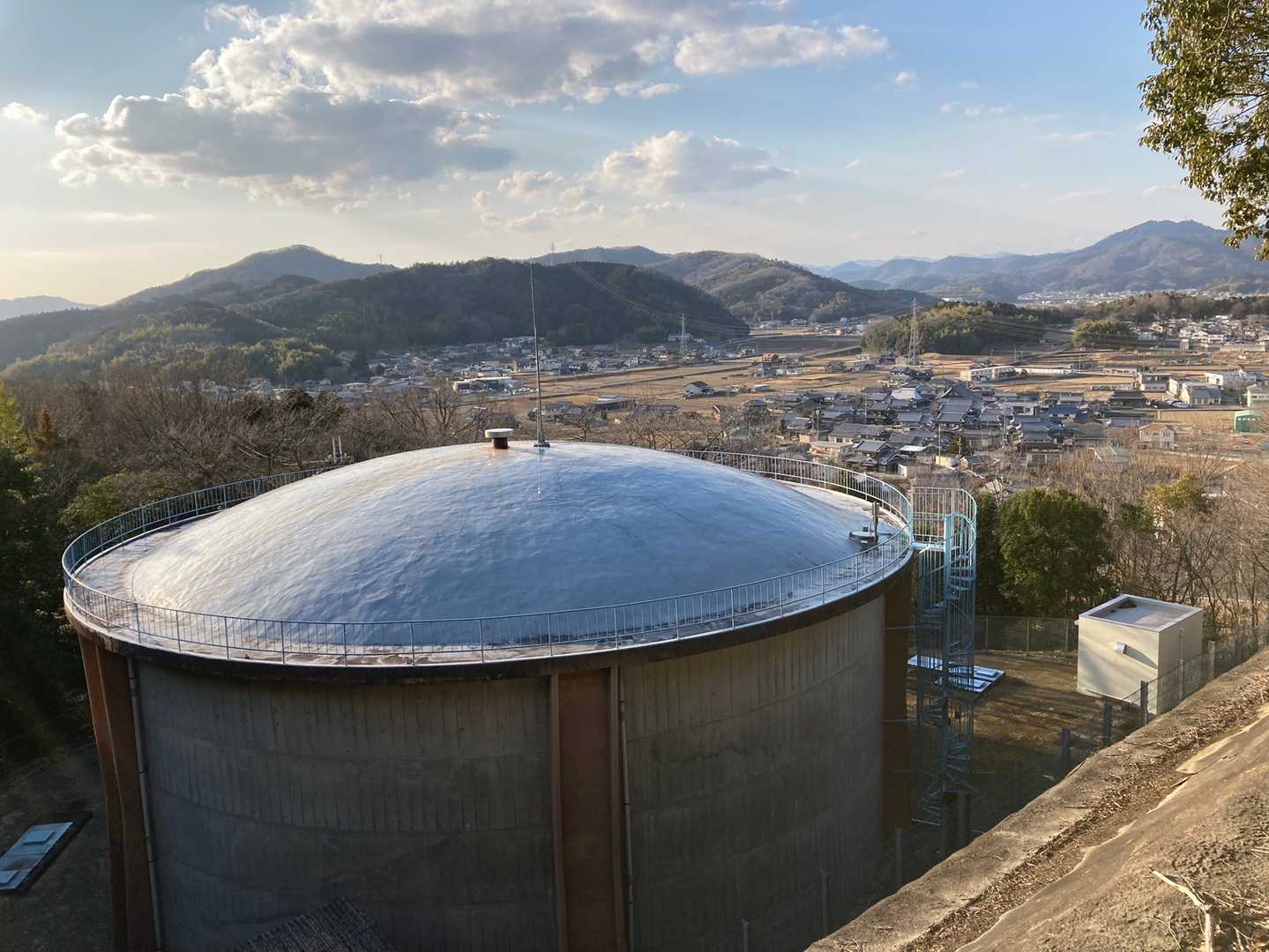 タンクの周りの山際に沿って山頂
方面に進む🥷