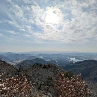 尾根道を南下して眺めの良い岩場
今日も霞んでいるが南側の眺め良い😀
千丈寺湖、有馬富士、羽束山遠くに六甲の山々

この後、来た道を引き返す。